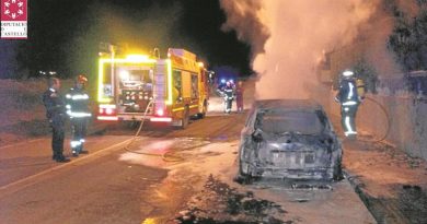 Un pirómano incendia dos coches aparcados en la calle el jueves por la noche en Benicàssim Un pirómano incendia dos coches aparcados en la calle el jueves por la noche en Benicàssim