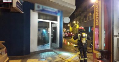 Los bomberos extinguen un incendio en una lavandería de Benicàssim Los bomberos extinguen un incendio en una lavandería de Benicàssim