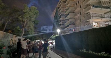 Más de un centenar de vecinos de Benicàssim desalojados por un incendio Más de un centenar de vecinos de Benicàssim desalojados por un incendio