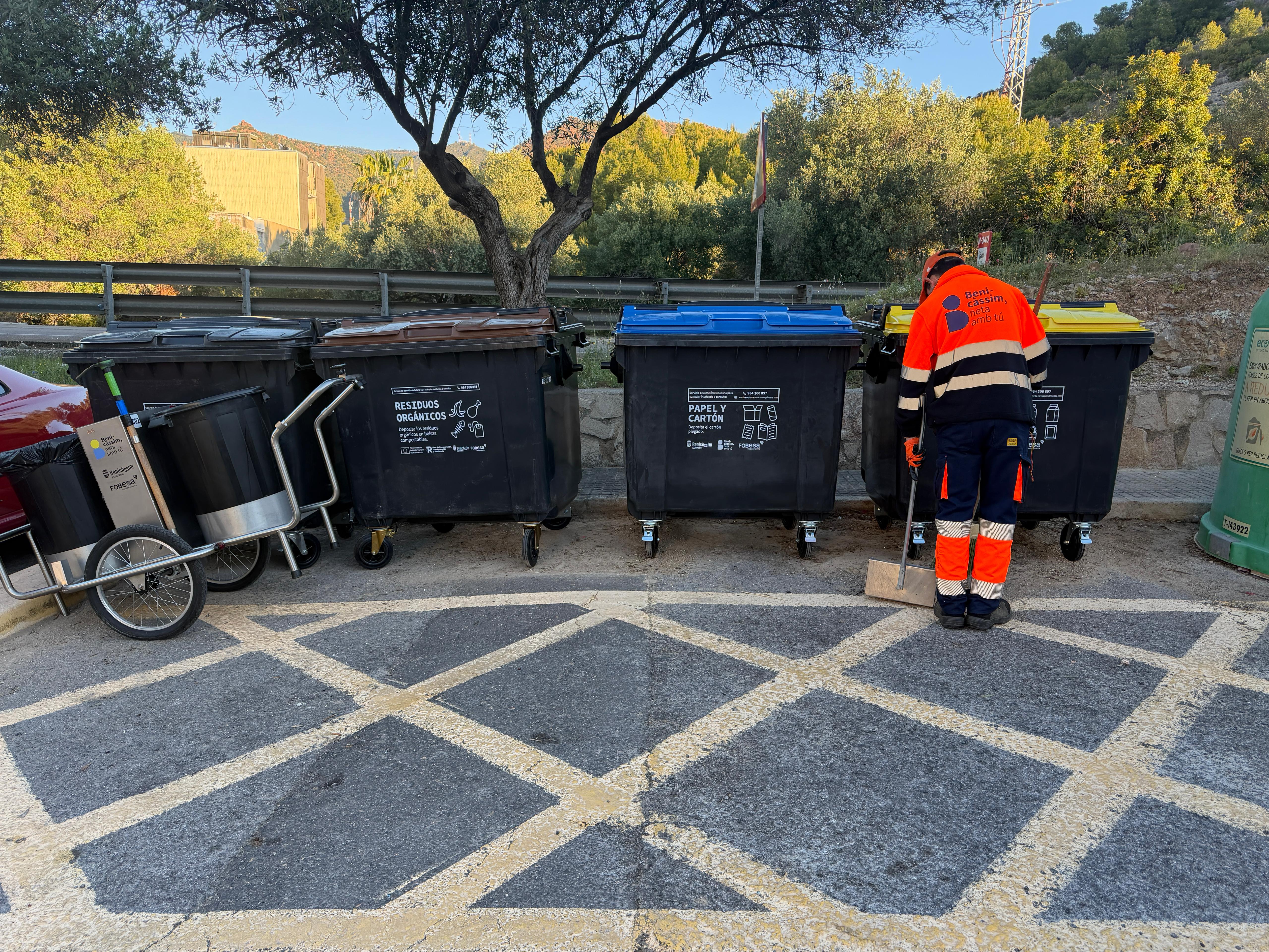 Fotografía adjunta sobre el servicio de recogida selectiva de residuos
