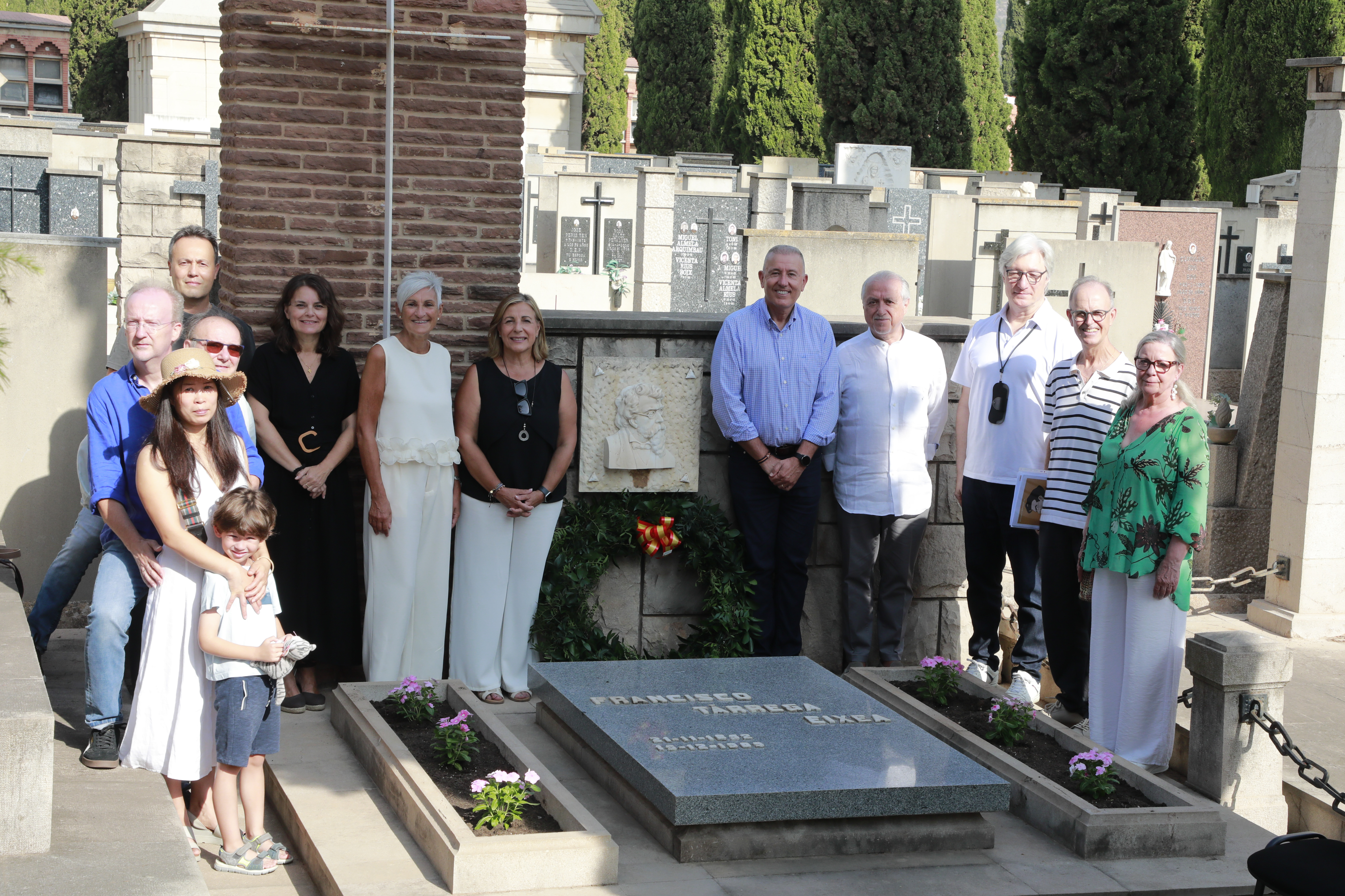 Acto de homenaje a Francisco Tárrega ante su tumba en el cementerio de San José de Castellón