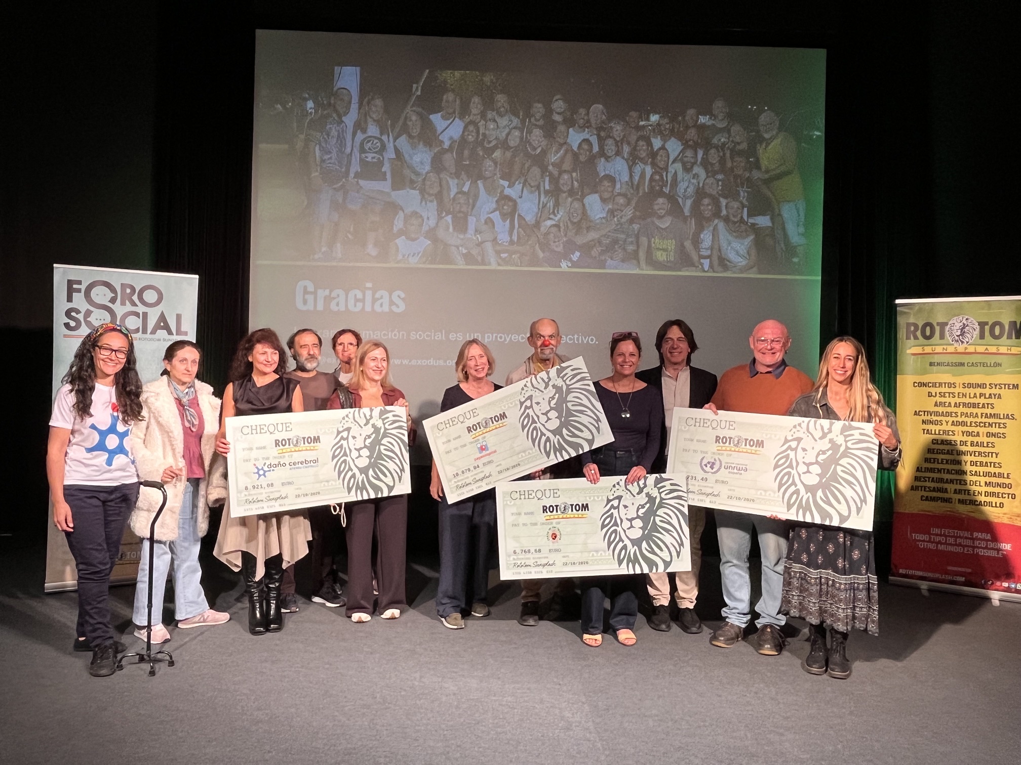 Filippo Giunta y Fiachra McDonagh posan con representantes de las entidades beneficiarias de la campaña solidaria de 2026