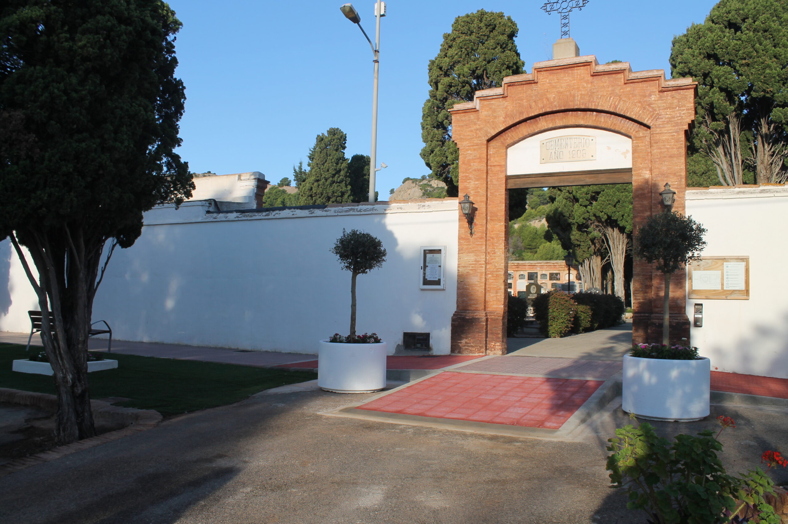 Fotografía adjunta del Cementerio Municipal